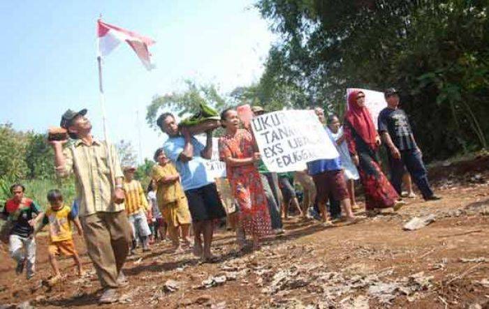 Sengketa Lahan antara Warga Dusun Kedunggalih Jombang dengan Satbrimob Polda Jatim Meruncing Sengketa Lahan antara Warga Dusun Kedunggalih Jombang dengan Satbrimob Polda Jatim Meruncing