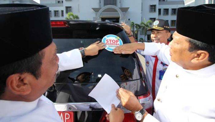 Mobdin Pejabat Pemkab Gresik Ditempeli Stiker Bahaya Narkoba Mobdin Pejabat Pemkab Gresik Ditempeli Stiker Bahaya Narkoba