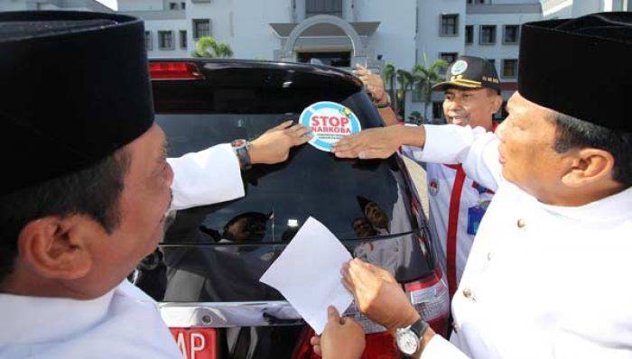 Mobdin Pejabat Pemkab Gresik Ditempeli Stiker Bahaya Narkoba