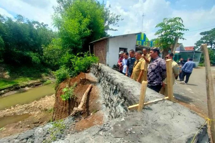 Proyek Plengsengan Molor, DPRD Kota Probolinggo Tegaskan Pelaksana Dikenakan Sanksi Denda Proyek Plengsengan Molor, DPRD Kota Probolinggo Tegaskan Pelaksana Dikenakan Sanksi Denda
