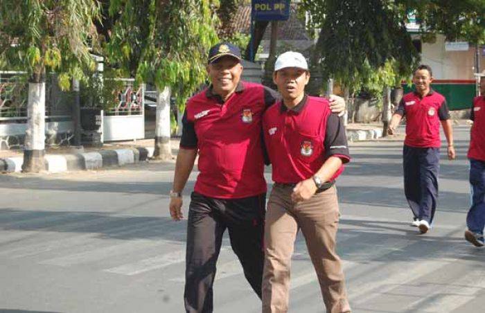 Warna Kaos Dianggap Tidak Netral, Kholik-Handoko Boikot Jalan Sehat KPU Warna Kaos Dianggap Tidak Netral, Kholik-Handoko Boikot Jalan Sehat KPU