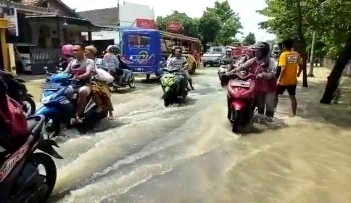 Ribuan Rumah hingga Jalan Nasional Bojonegoro - Surabaya Tergenang Banjir Ribuan Rumah hingga Jalan Nasional Bojonegoro - Surabaya Tergenang Banjir