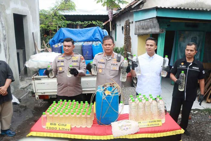 Rumah Produksi Miras Digerebek Polisi, Polresta Sidoarjo Amankan 1.000 Liter Ciu Rumah Produksi Miras Digerebek Polisi, Polresta Sidoarjo Amankan 1.000 Liter Ciu