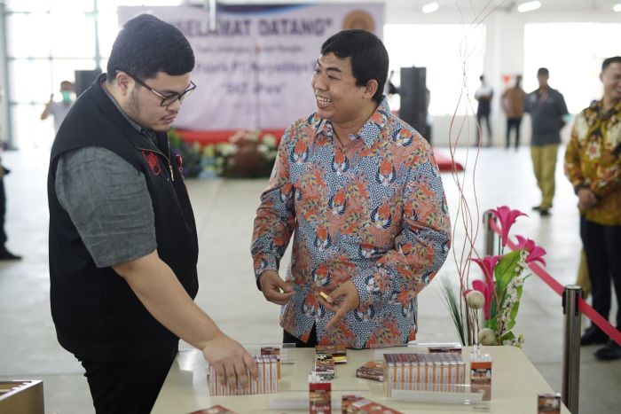 Kunjungi Pekerja Pabrik SKT, Bupati Kediri Selesaikan Permasalahan Warganya Kunjungi Pekerja Pabrik SKT, Bupati Kediri Selesaikan Permasalahan Warganya