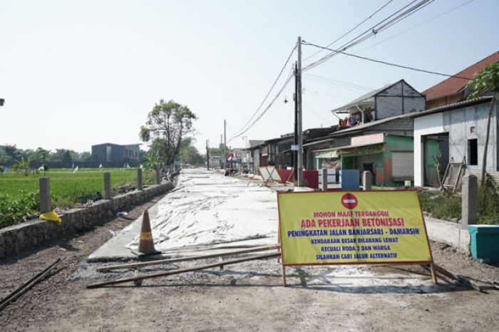Proyek Betonisasi Jalan Banjarsari-Damarsi Sidoarjo Mulai Dicor