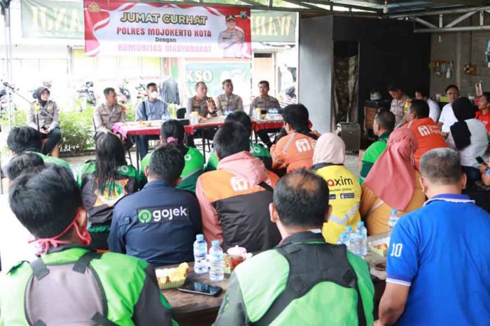 Gelar Jumat Curhat, Kapolres Mojokerto Kota Dengarkan Keluhan Masyarakat dan Komunitas Ojol Gelar Jumat Curhat, Kapolres Mojokerto Kota Dengarkan Keluhan Masyarakat dan Komunitas Ojol