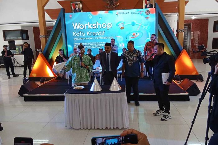 Kunjungi Workshop Kota Kreatif, Sandiaga Uno Nikmati Sambal Tumpang Khas Ngawi Kunjungi Workshop Kota Kreatif, Sandiaga Uno Nikmati Sambal Tumpang Khas Ngawi