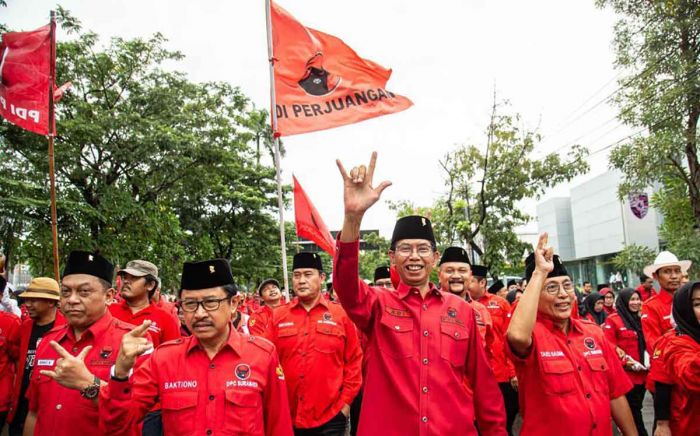Meriah! PDIP Surabaya Long March Daftarkan Bacaleg ke KPU