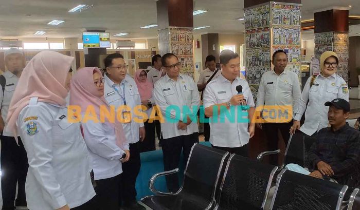 Disambangi Dirjen Dukcapil, Wakil Bupati Gresik Minta Dibantu Mesin Cetak e-KTP Disambangi Dirjen Dukcapil, Wakil Bupati Gresik Minta Dibantu Mesin Cetak e-KTP