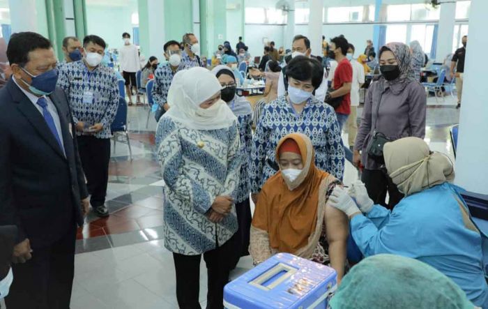 Lindungi Kelompok Rentan, Gubernur Khofifah Dorong Vaksinasi Booster Dosis ke-2 untuk Lansia