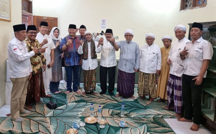 Minta Restu dan Doa, Relawan Prabowo-Gibran Sowan ke Ponpes Al-Mubarok Sampang Minta Restu dan Doa, Relawan Prabowo-Gibran Sowan ke Ponpes Al-Mubarok Sampang