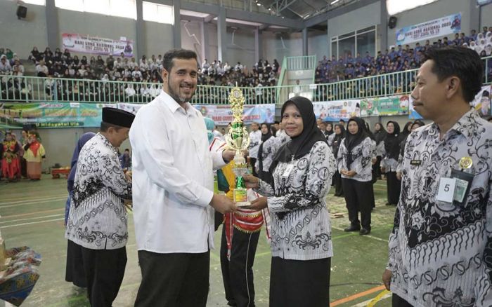 Apel Akbar, Wali Kota Probolinggo Apresiasi Kegigihan Para Guru Apel Akbar, Wali Kota Probolinggo Apresiasi Kegigihan Para Guru