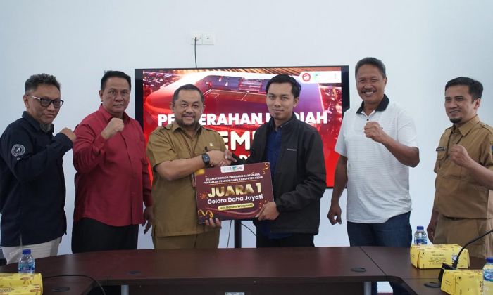 3 Pemenang Sayembara Nama Stadion Kediri Terima Hadiah Total Rp22,5 Juta 3 Pemenang Sayembara Nama Stadion Kediri Terima Hadiah Total Rp22,5 Juta