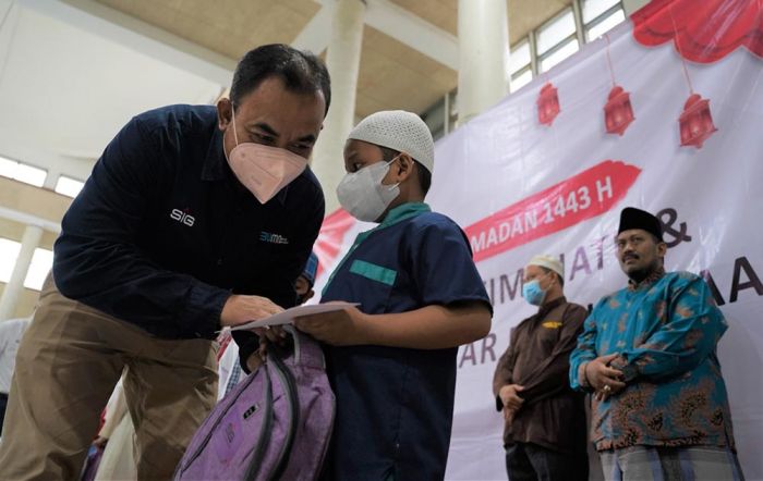 Safari Ramadan, SIG Berikan Satuni Anak Yatim, Pengurus Masjid, dan Bagikan 1.800 Paket Sembako Safari Ramadan, SIG Berikan Satuni Anak Yatim, Pengurus Masjid, dan Bagikan 1.800 Paket Sembako