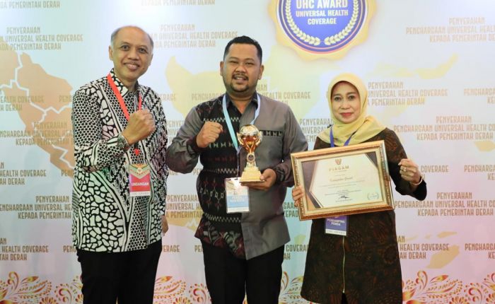 Pemkab Gresik Dinobatkan sebagai Kabupaten Berstatus UHC Pemkab Gresik Dinobatkan sebagai Kabupaten Berstatus UHC