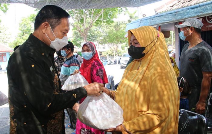 Bupati Yuhronur Serahkan Bansos untuk Pedagang Kompleks Makam Sunan Drajat