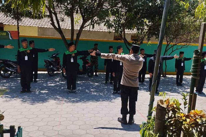 Polsek Paron Gelar Diklatsar Kelalulintasan ke Puluhan Anggota Banser Ngawi Polsek Paron Gelar Diklatsar Kelalulintasan ke Puluhan Anggota Banser Ngawi