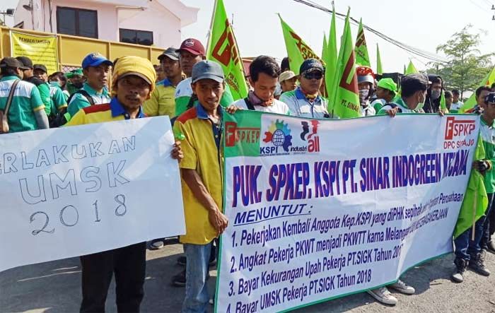 Demo di Depan Pabrik, Karyawan PT. Sinar Indogreen Kencana Tuntut Dipekerjakan Lagi