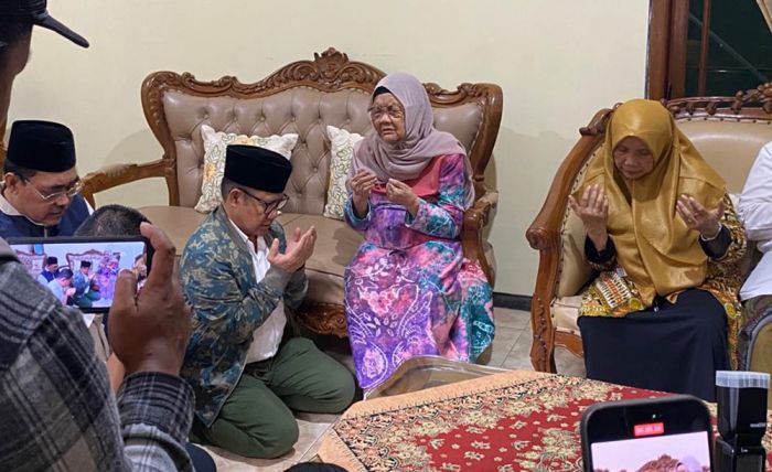Sowan ke Ibunda di Jombang, Cawapres Muhaimin Minta Doa Restu Sowan ke Ibunda di Jombang, Cawapres Muhaimin Minta Doa Restu