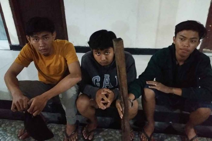 Diduga Hendak Tawuran, Tiga dari 10 Remaja yang Mengaku Ganster di Surabaya Ditangkap Polisi Diduga Hendak Tawuran, Tiga dari 10 Remaja yang Mengaku Ganster di Surabaya Ditangkap Polisi