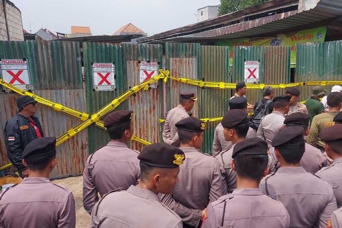 Sempat Terjadi Penolakan, Satpol PP Kota Surabaya Segel Lahan Bongkar Muat Sayur