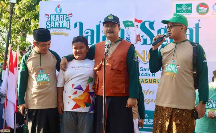 Jalan Sehat Sarungan, Gus Ipul Ingin Warga Bantu Kota Pasuruan Jadi Bersih dan Tertib Jalan Sehat Sarungan, Gus Ipul Ingin Warga Bantu Kota Pasuruan Jadi Bersih dan Tertib