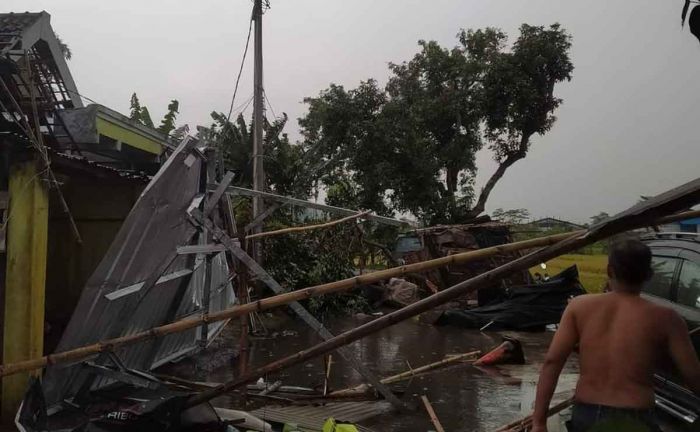 Hujan Deras Disertai Angin Kencang Porak-porandakan Rumah Warga di Kabupaten Mojokerto