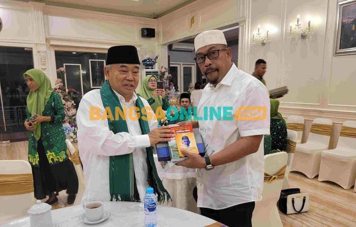 Diundang Gubernur Maluku, Kiai Asep Berikan Buku Kiai Miliarder Tapi Dermawan, Apa yang Diobrolkan