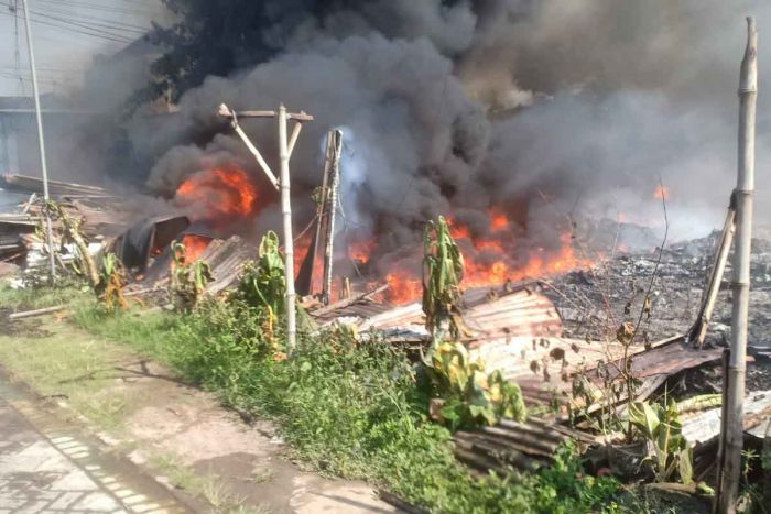 Diduga Korsleting Listrik, Gudang Rongsokan di Sidoarjo Terbakar Diduga Korsleting Listrik, Gudang Rongsokan di Sidoarjo Terbakar