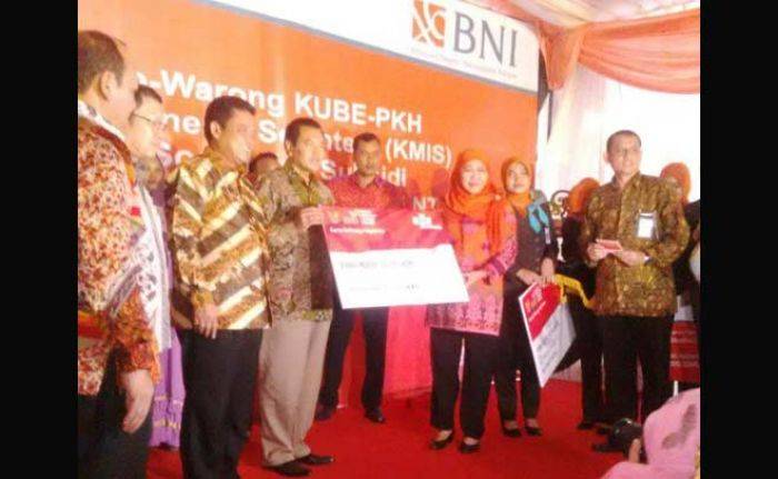 Mensos Gencar Luncurkan e-Warung, Khofifah: Penerima Bantuan tak Perlu Antre Berjam-Jam Mensos Gencar Luncurkan e-Warung, Khofifah: Penerima Bantuan tak Perlu Antre Berjam-Jam