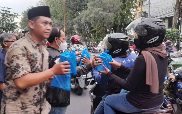 PWI Sidoarjo Bagikan Ratusan Takjil di Jalan Ahmad Yani