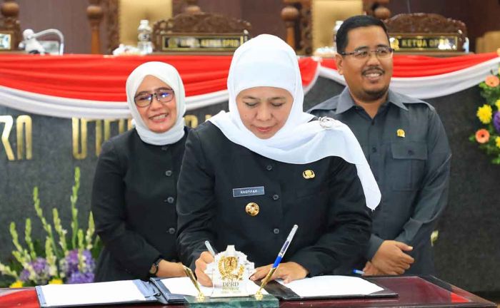Raperda RTRW Jatim Tahun 2023-2043 Disetujui, Gubernur Khofifah Tekankan soal Investasi dan PSN Raperda RTRW Jatim Tahun 2023-2043 Disetujui, Gubernur Khofifah Tekankan soal Investasi dan PSN