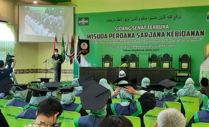 IIKNU Tuban Sukses Gelar Wisuda Perdana Prodi Kebidanan