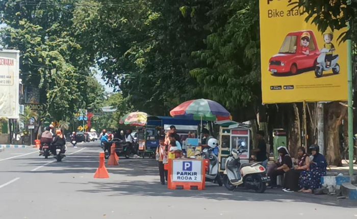 Pemkot Probolinggo Larang PKL Berjualan di Trotoar Alun-Alun Pemkot Probolinggo Larang PKL Berjualan di Trotoar Alun-Alun