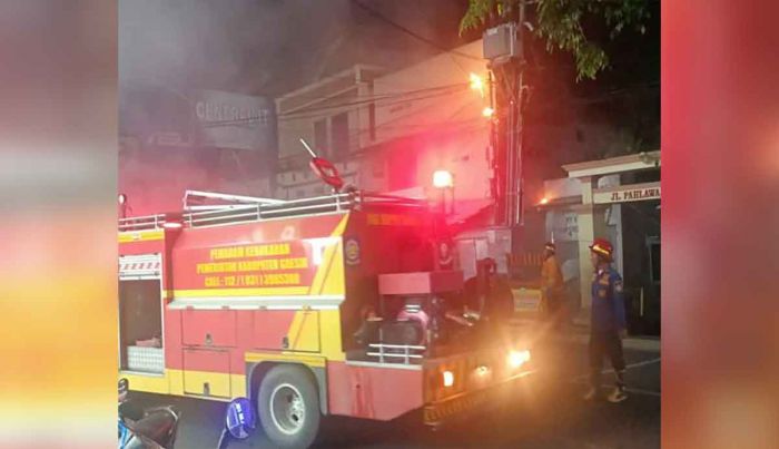 Semalam, Damkar Gresik Jinakkan 2 Kebakaran Semalam, Damkar Gresik Jinakkan 2 Kebakaran