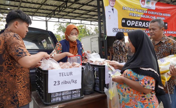 8 Ton Beras Operasi Pasar Ludes Diserbu Masyarakat Badas 8 Ton Beras Operasi Pasar Ludes Diserbu Masyarakat Badas