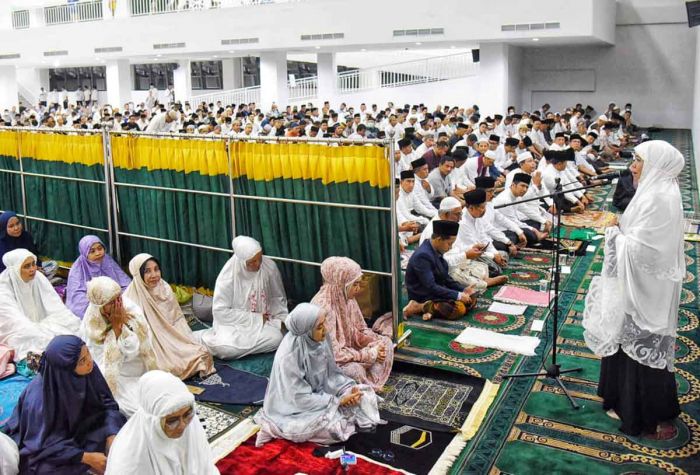 Awali Ramadhan 1444 H, Gubernur dan Wagub Jatim Tarawih Perdana di Masjid Raya Islamic Centre Awali Ramadhan 1444 H, Gubernur dan Wagub Jatim Tarawih Perdana di Masjid Raya Islamic Centre