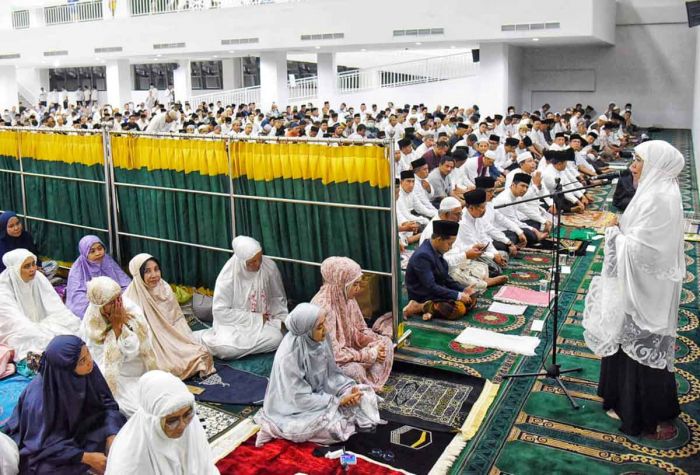 Awali Ramadhan 1444 H, Gubernur dan Wagub Jatim Tarawih Perdana di Masjid Raya Islamic Centre