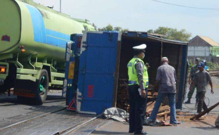Perlintasan KA Double Track di Lamongan kembali Sebabkan Kecelakaan, Truk Bermuatan Kayu Terguling Perlintasan KA Double Track di Lamongan kembali Sebabkan Kecelakaan, Truk Bermuatan Kayu Terguling