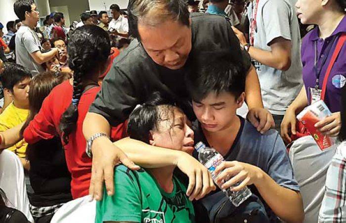 Keluarga Korban AirAsia Pingsan Jenazah Ditayangkan di Televisi Keluarga Korban AirAsia Pingsan Jenazah Ditayangkan di Televisi