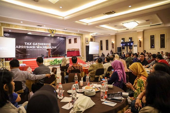 Pemkot Kediri Terima Beberapa Penghargaan pada Tax Gathering KPP Pratama Pemkot Kediri Terima Beberapa Penghargaan pada Tax Gathering KPP Pratama