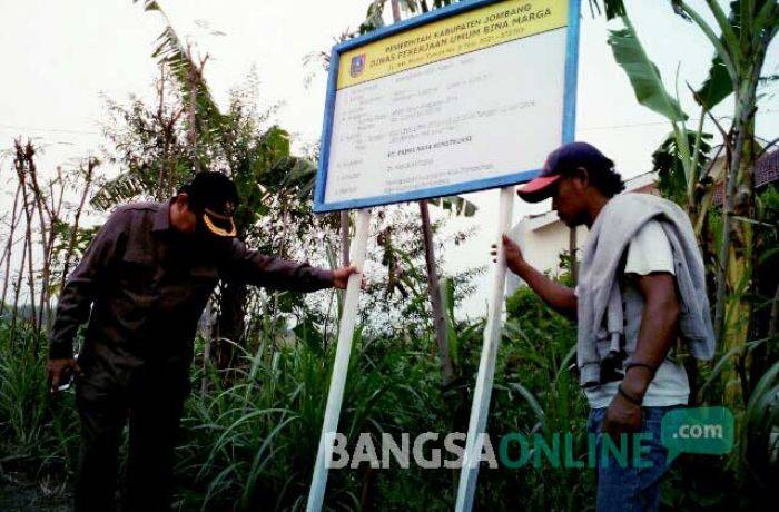 Proyek Miliaran Rupiah Disidak DPRD Jombang, Pelaksana Baru Pasang Papan Nama Proyek Miliaran Rupiah Disidak DPRD Jombang, Pelaksana Baru Pasang Papan Nama