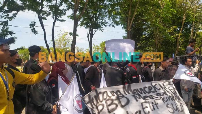 Demo di DPRD Sampang, Formasa Sumbang Bantuan untuk Bayar Hutang JLS Demo di DPRD Sampang, Formasa Sumbang Bantuan untuk Bayar Hutang JLS