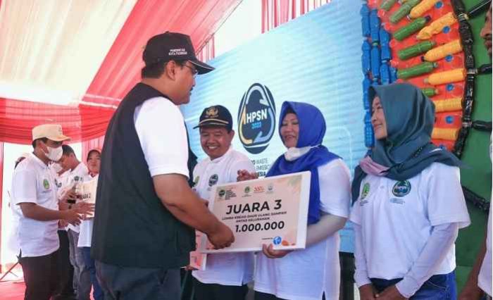 Peringati HSPN 2023, Wali Kota Pasuruan Serahkan Hadiah Pemenang Lomba Kebersihan Peringati HSPN 2023, Wali Kota Pasuruan Serahkan Hadiah Pemenang Lomba Kebersihan