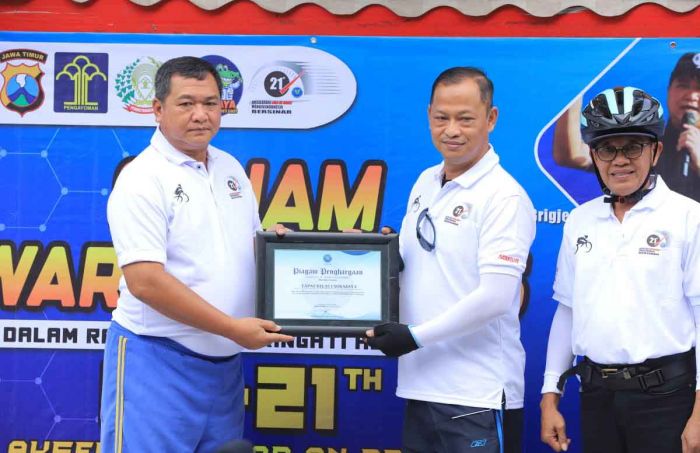 Lapas Surabaya Raih Penghargaan dari BNNP Jatim Lapas Surabaya Raih Penghargaan dari BNNP Jatim