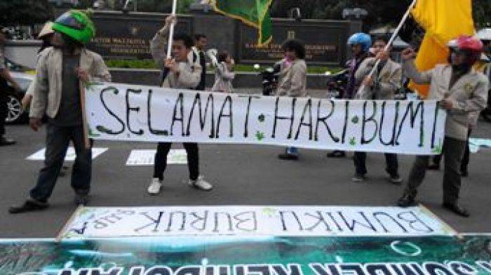 Demo Peringati Hari Bumi, Mahasiswa Unimas Tuding Pemda Mojokerto Biang Kerusakan Lingkungan Demo Peringati Hari Bumi, Mahasiswa Unimas Tuding Pemda Mojokerto Biang Kerusakan Lingkungan