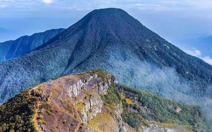 Gunung Gede Pangrango Cianjur Berikan Pesona Alam yang Autentik Gunung Gede Pangrango Cianjur Berikan Pesona Alam yang Autentik
