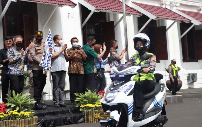 Tunjang Kinerja di Lapangan, Satlantas Polrestabes Surabaya Terima Hibah 20 Motor Listrik Tunjang Kinerja di Lapangan, Satlantas Polrestabes Surabaya Terima Hibah 20 Motor Listrik