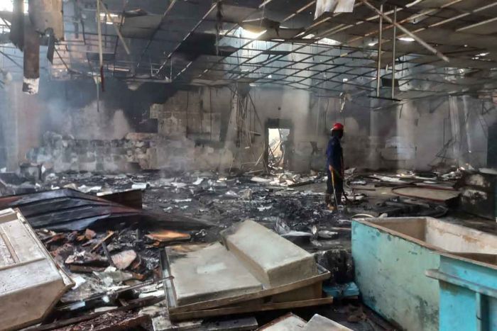 Diduga Akibat Percikan Las, Bangunan Bekas Gudang Frozen di Sidoarjo Terbakar Diduga Akibat Percikan Las, Bangunan Bekas Gudang Frozen di Sidoarjo Terbakar