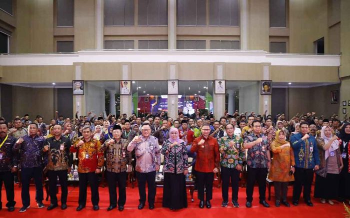 Gubernur Khofifah Buka Pelatihan Pra-Paralegal untuk Kepala Desa dan Lurah di Kota Batu Gubernur Khofifah Buka Pelatihan Pra-Paralegal untuk Kepala Desa dan Lurah di Kota Batu